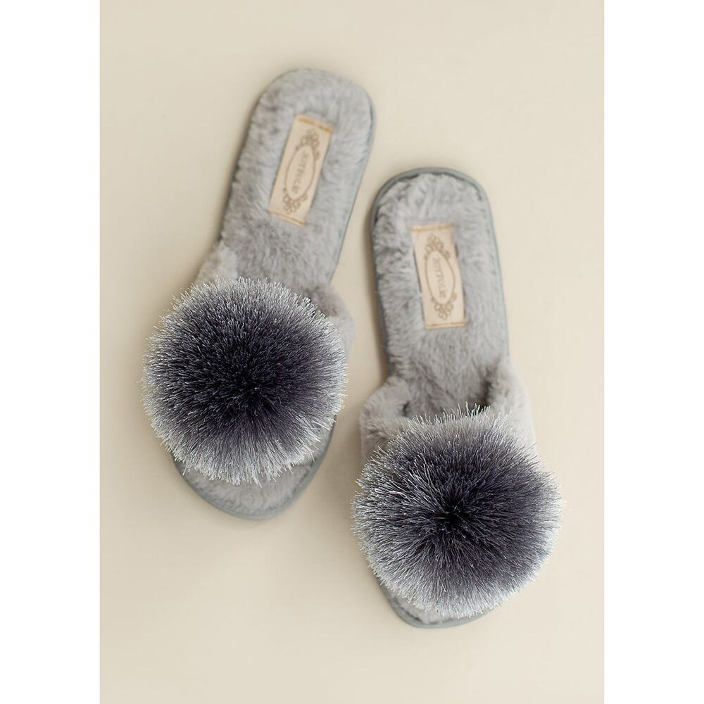 Joyfolie Mia Joy Tianna Pom Slippers in Light Gray Women’s Size 9